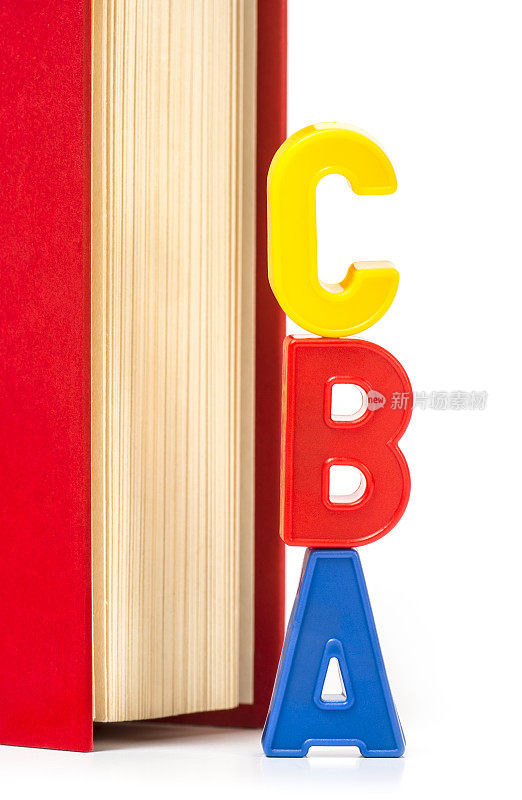 三个字母A, B和C在一本书前面